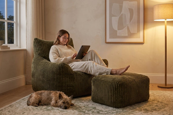 Soirée détente dans le fauteuil pouf Pola kaki avec son ottoman