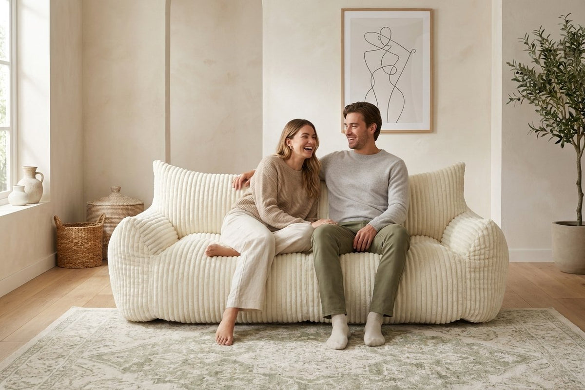Couple installé sur le canapé pouf Pola Duo blanc crème