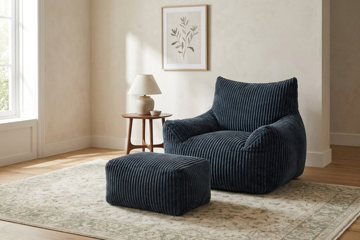 Fauteuil pouf Pola bleu nuit avec ottoman dans un salon lumineux