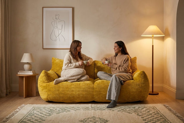Moment thé sur le canapé pouf Pola Duo moutarde