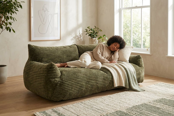 Sieste sur le canapé pouf Pola Duo kaki