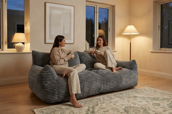 Moment thé sur le canapé pouf Pola Duo gris anthracite