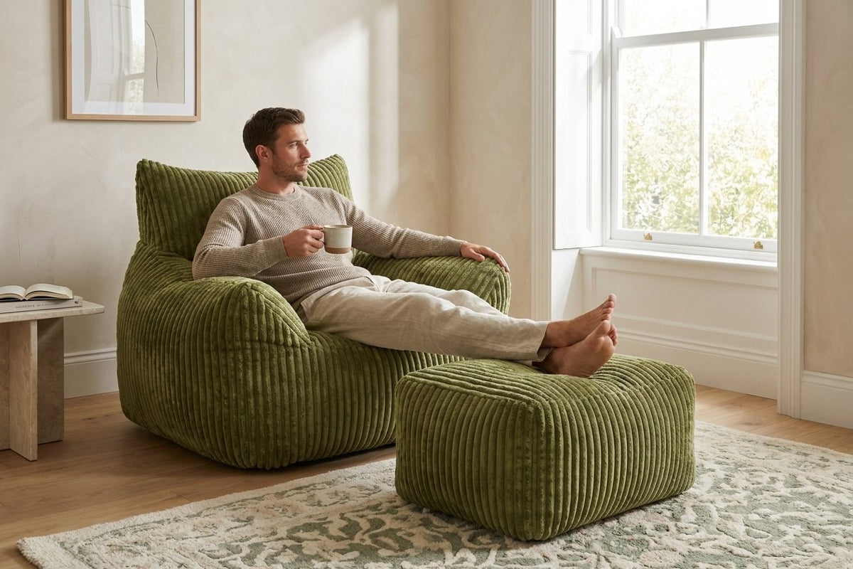 Pause café dans le fauteuil pouf Pola vert amande