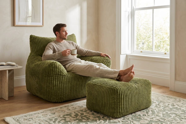 Pause café dans le fauteuil pouf Pola vert amande