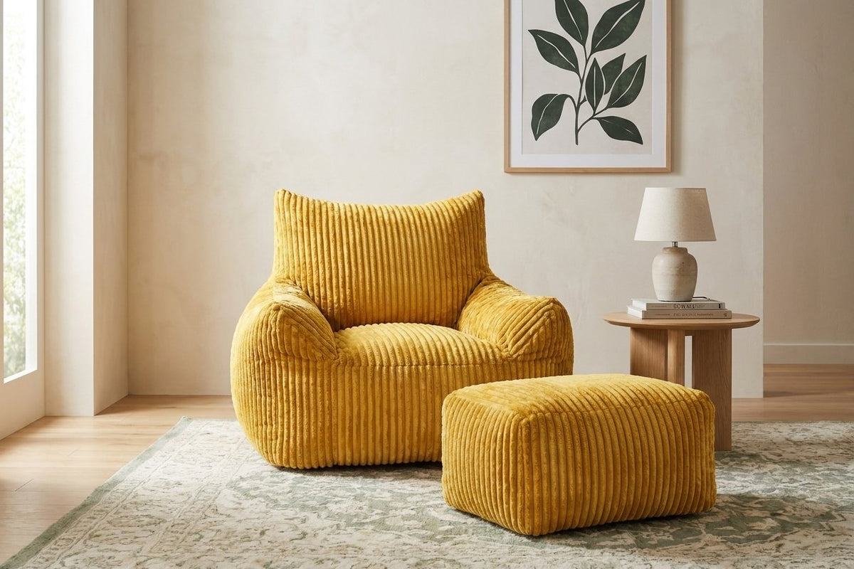 Fauteuil pouf Pola moutarde avec ottoman dans un salon lumineux