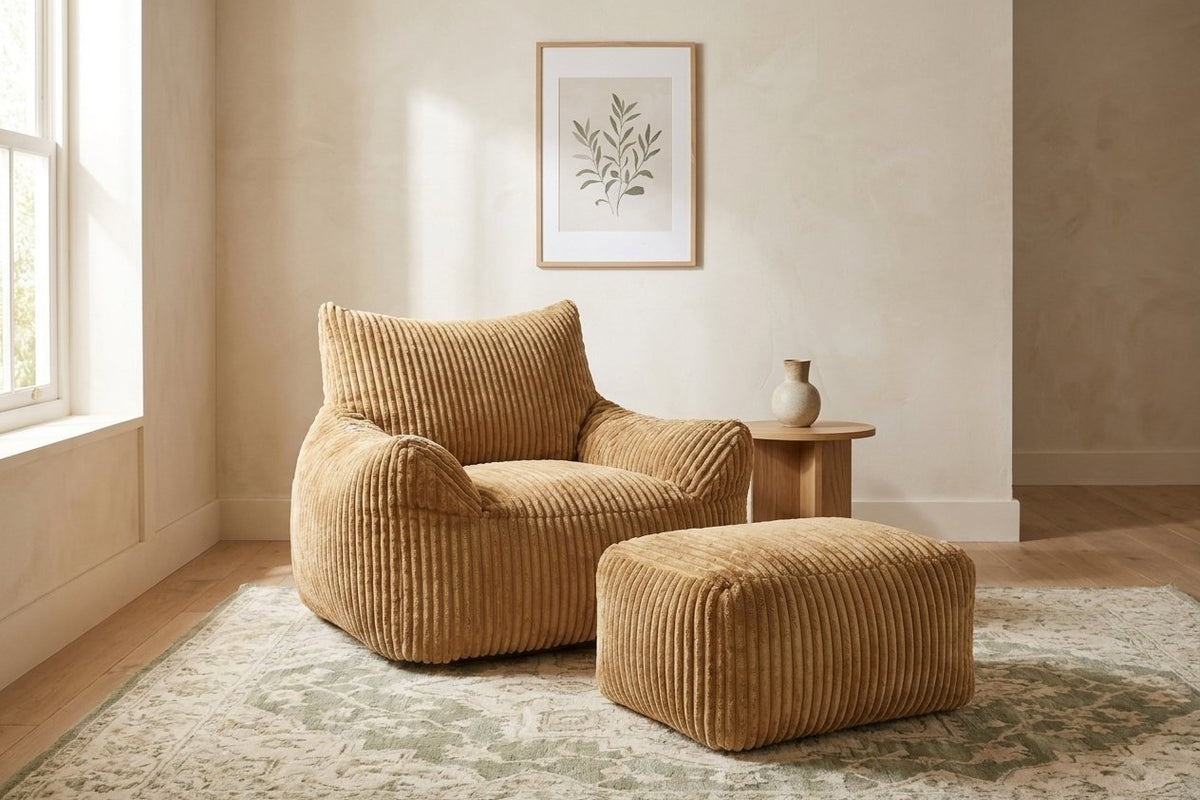 Fauteuil pouf Pola caramel avec ottoman dans un salon lumineux