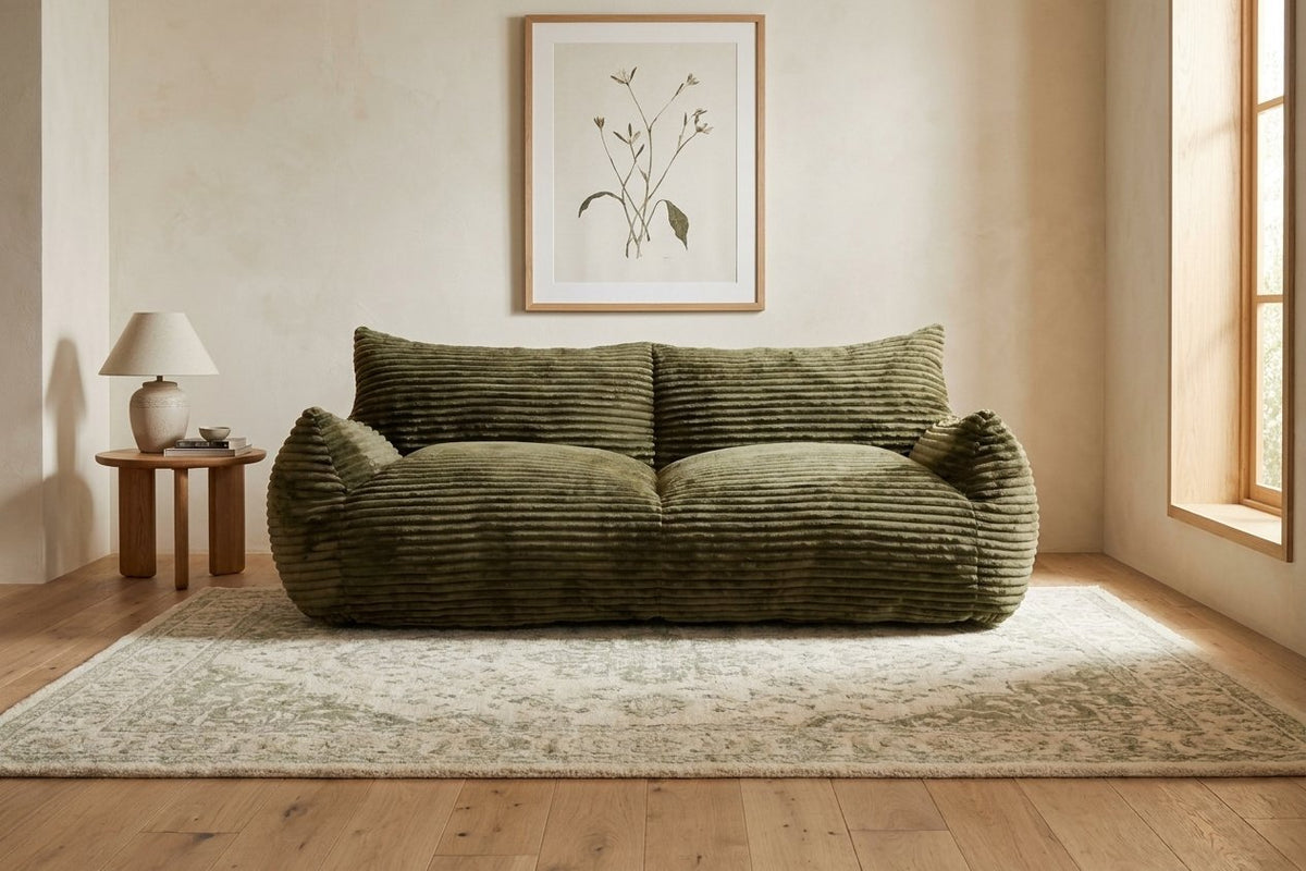Canapé pouf Pola Duo kaki dans un salon lumineux