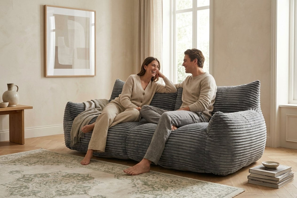 Couple installé sur le canapé pouf Pola Duo gris anthracite