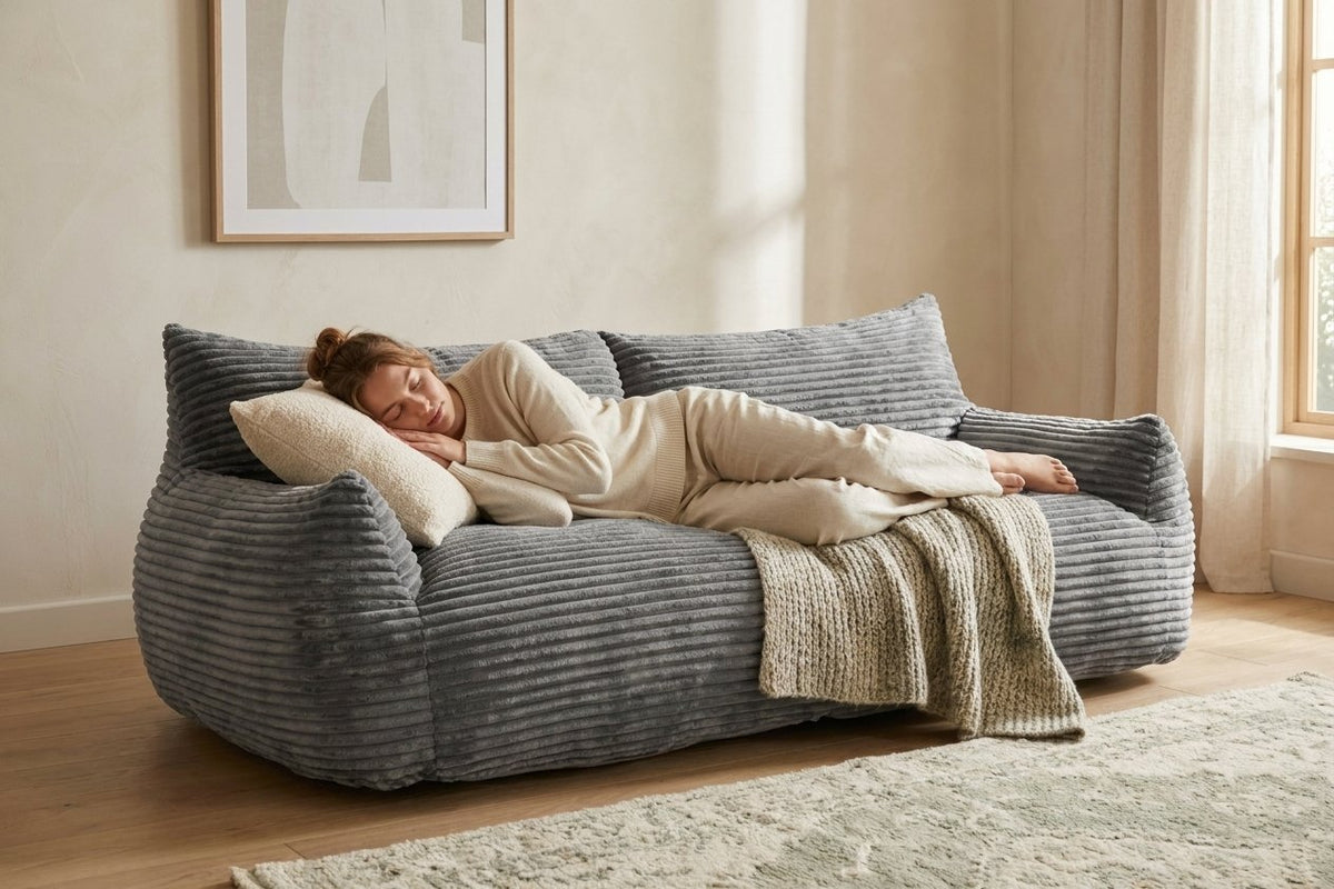 Sieste sur le canapé pouf Pola Duo gris anthracite