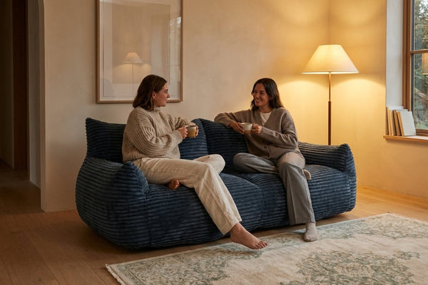 Moment thé sur le canapé pouf Pola Duo bleu nuit