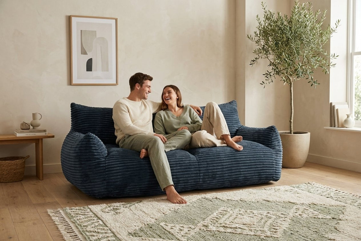 Couple installé sur le canapé pouf Pola Duo bleu nuit