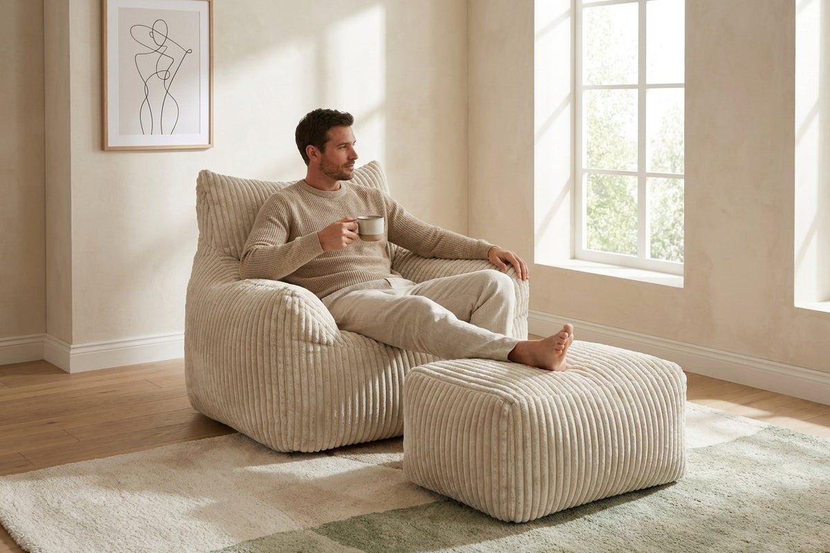 Pause café dans le fauteuil pouf Pola blanc crème