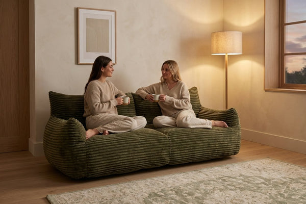 Moment thé sur le canapé pouf Pola Duo kaki