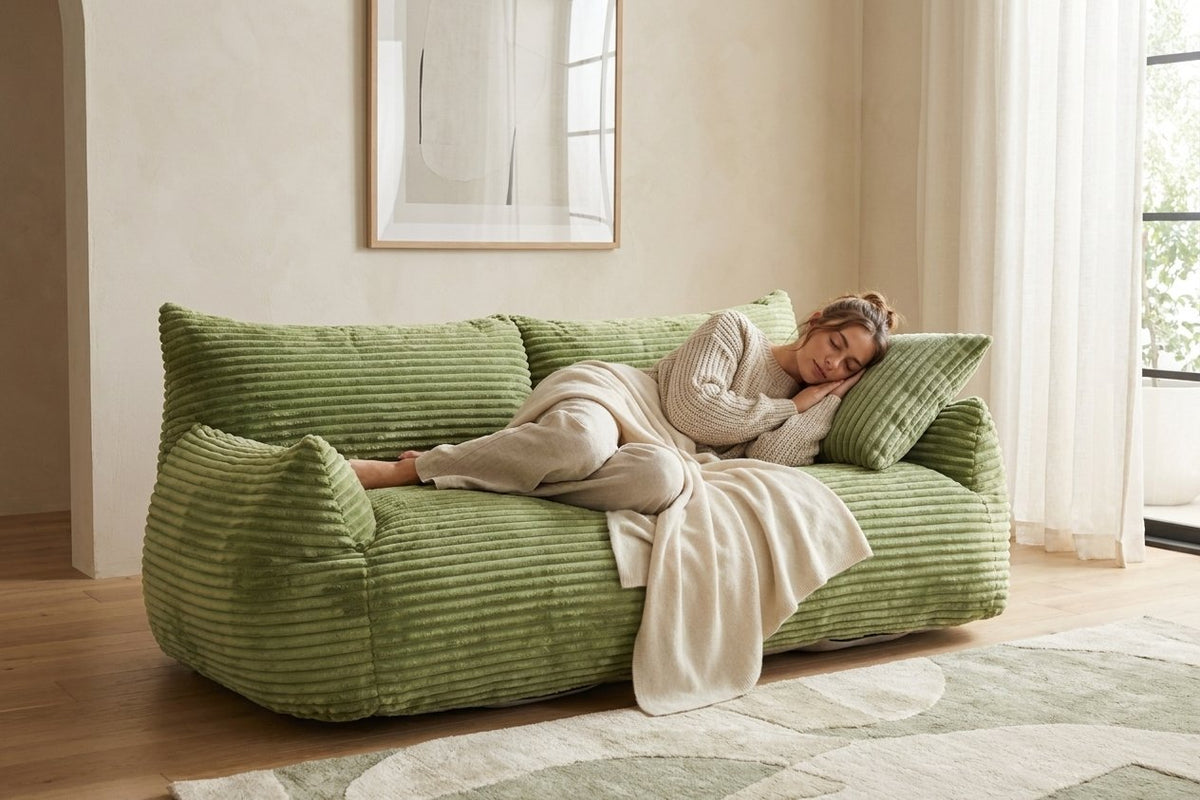 Sieste sur le canapé pouf Pola Duo vert amande