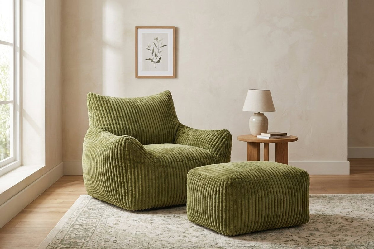 Fauteuil pouf Pola vert amande avec ottoman dans un salon lumineux