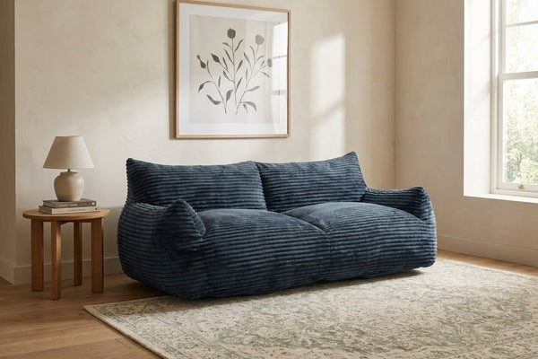 Canapé pouf Pola Duo bleu nuit dans un salon lumineux