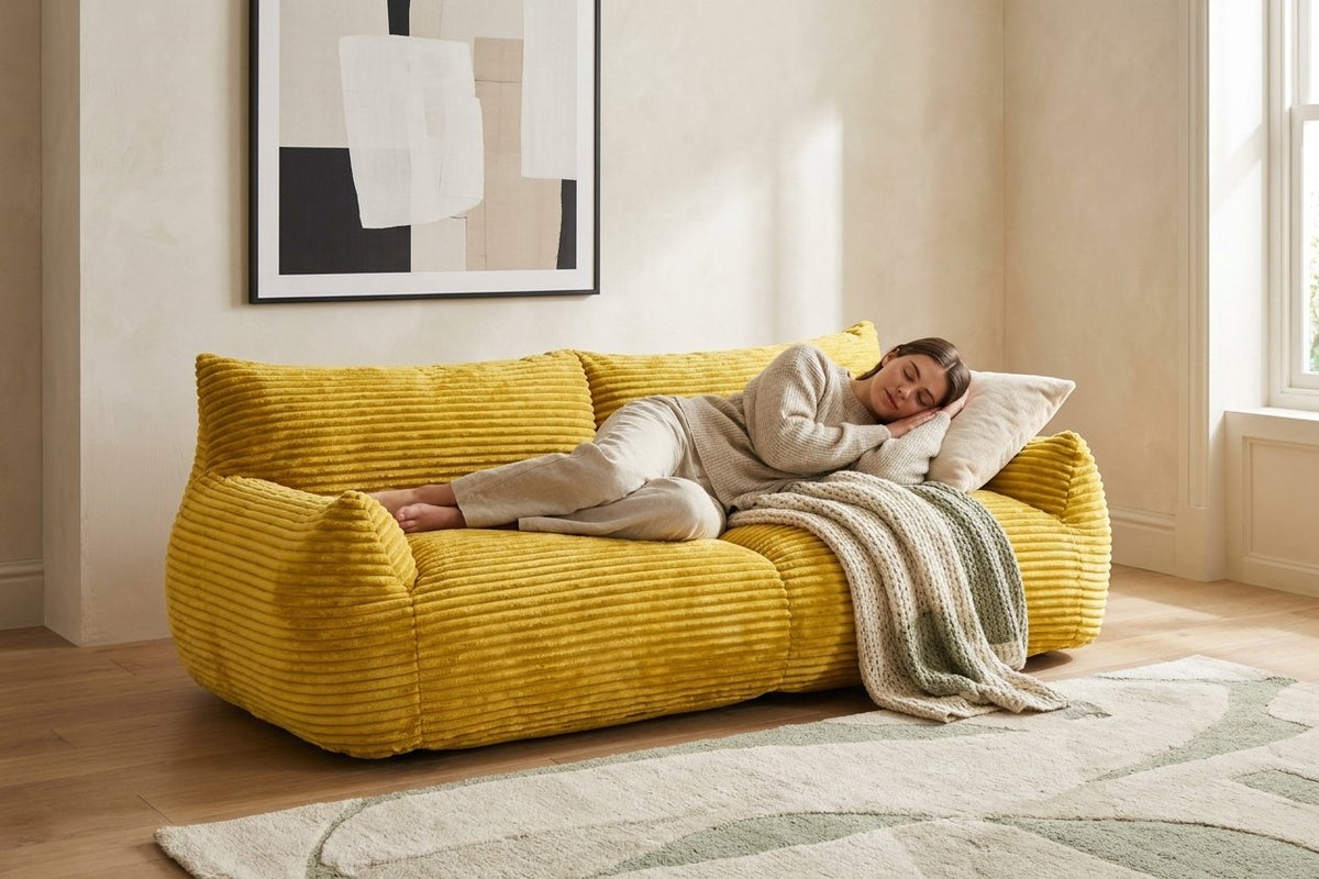 Sieste sur le canapé pouf Pola Duo moutarde