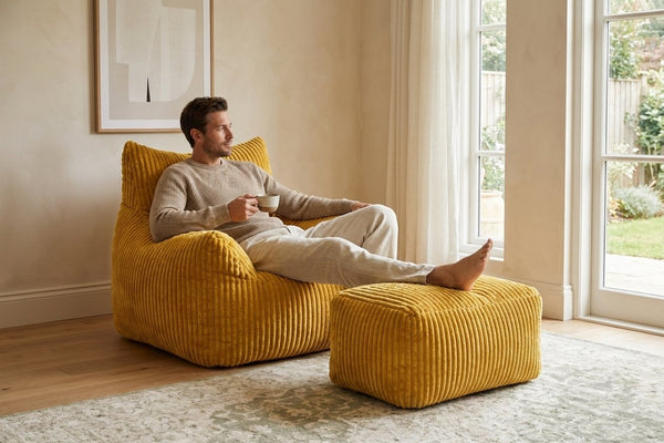 Pause café dans le fauteuil pouf Pola moutarde