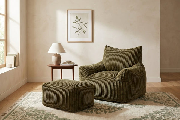 Fauteuil pouf Pola kaki avec ottoman dans un salon lumineux