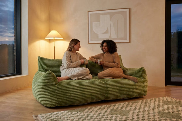 Moment thé sur le canapé pouf Pola Duo vert amande