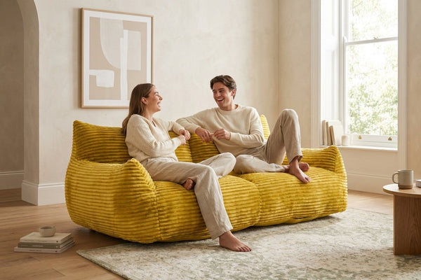Couple installé sur le canapé pouf Pola Duo moutarde