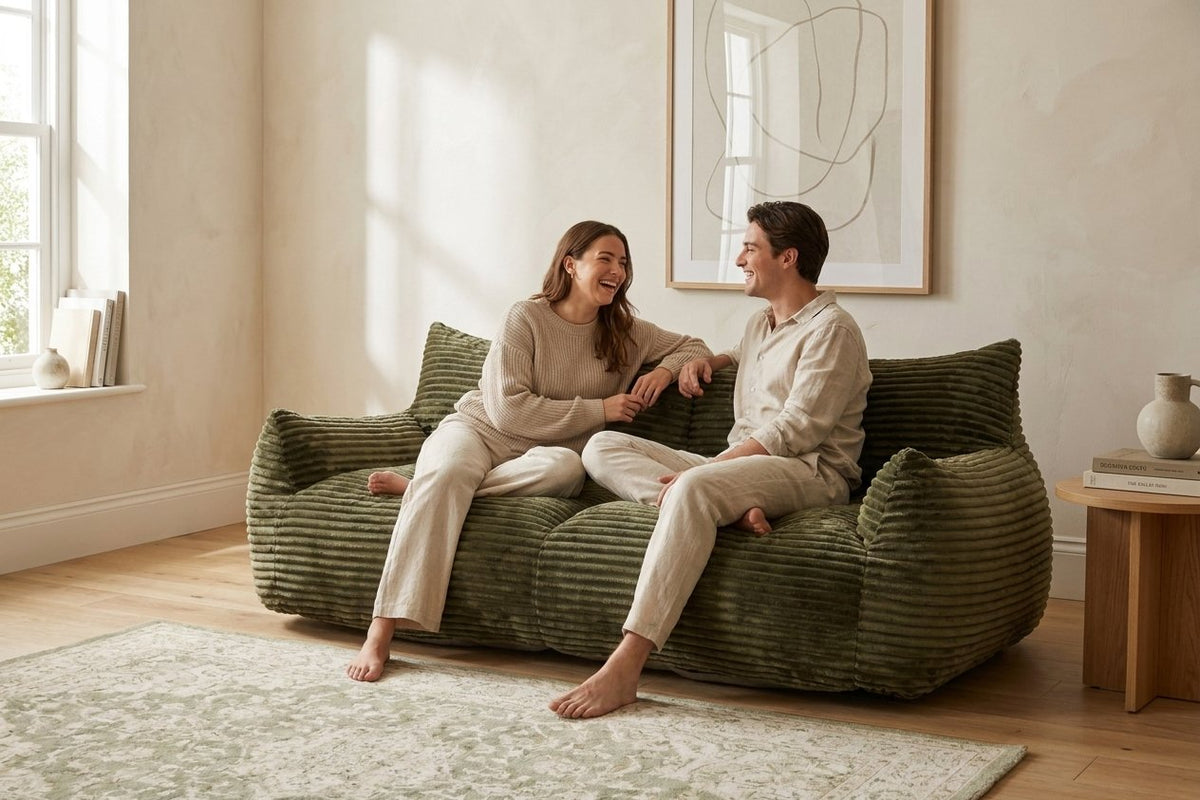 Couple installé sur le canapé pouf Pola Duo kaki