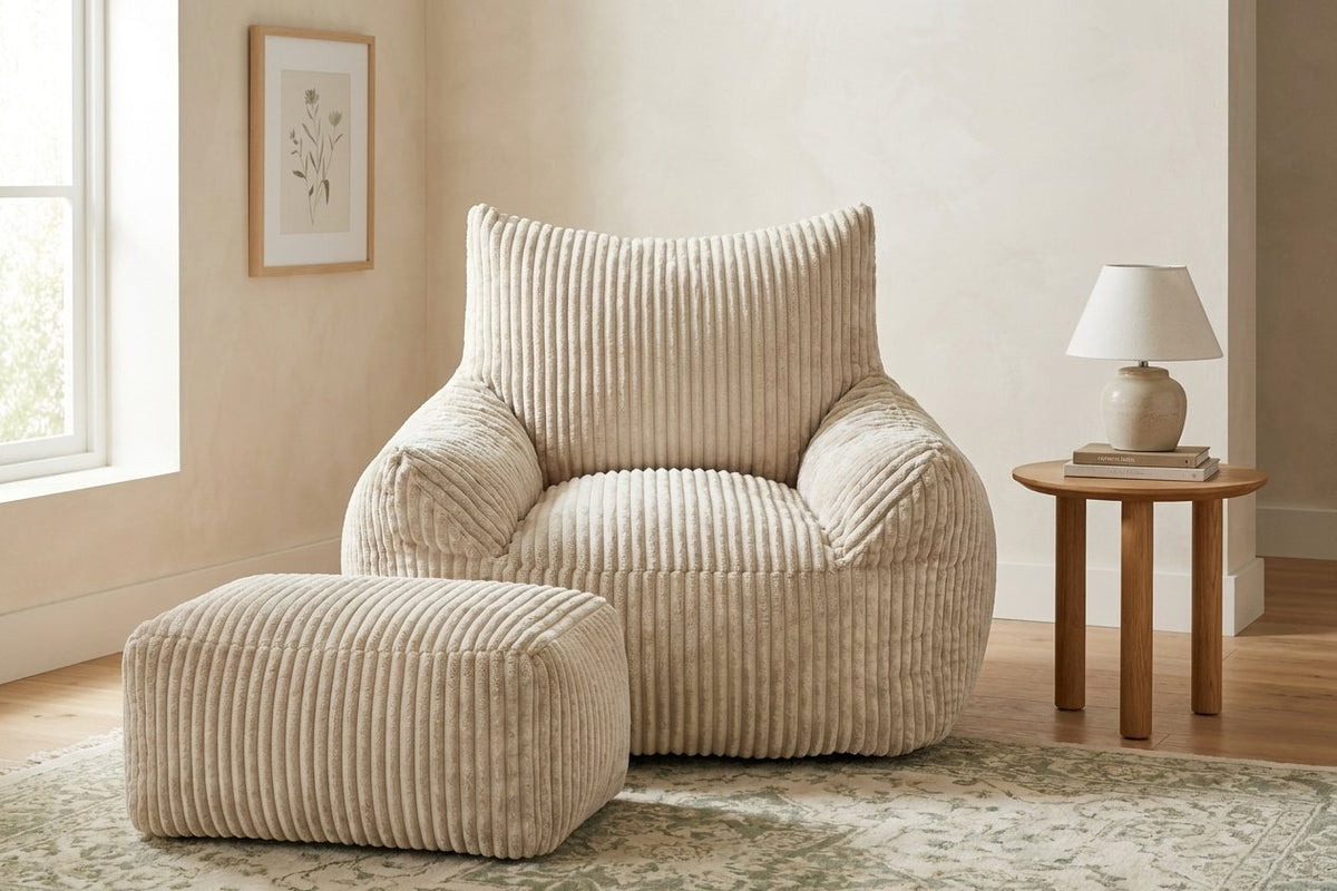 Fauteuil pouf Pola blanc crème avec ottoman dans un salon lumineux