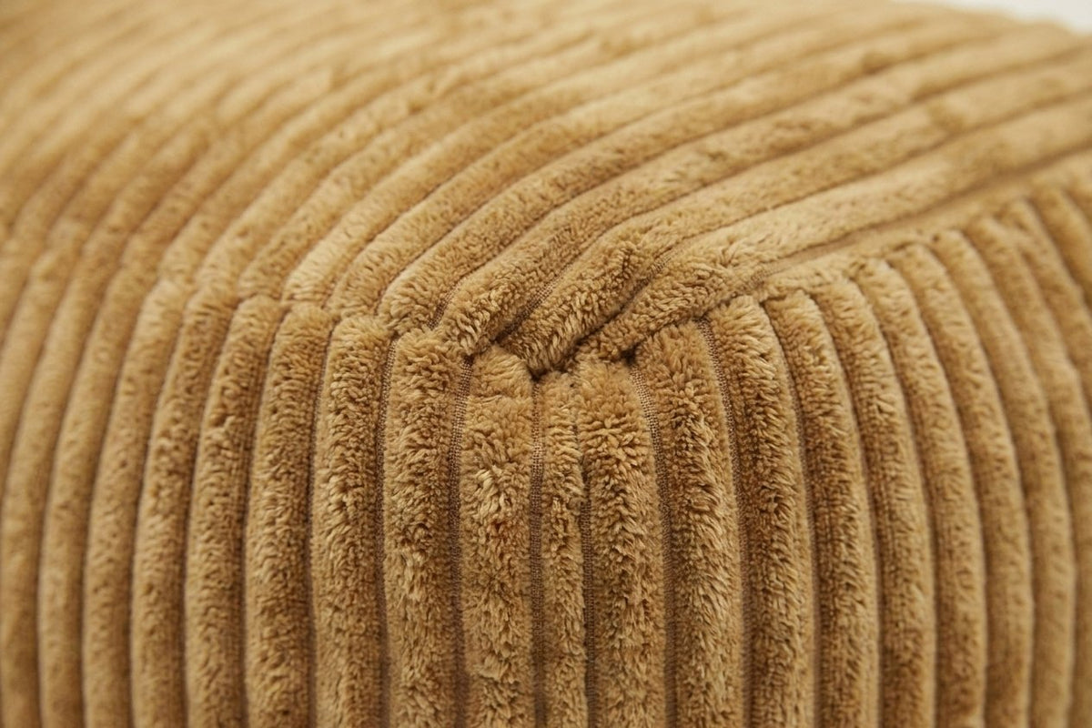Pola caramel avec ottoman, détail du velours côtelé