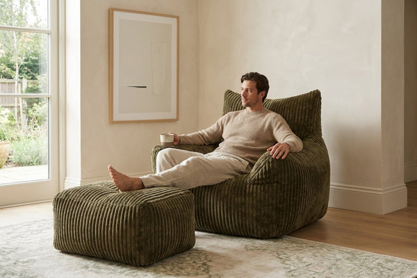Pause café dans le fauteuil pouf Pola kaki