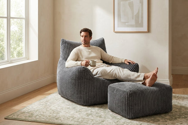 Pause café dans le fauteuil pouf Pola gris anthracite