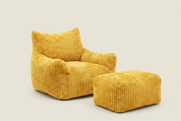 Pola moutarde avec ottoman, vue de trois-quarts