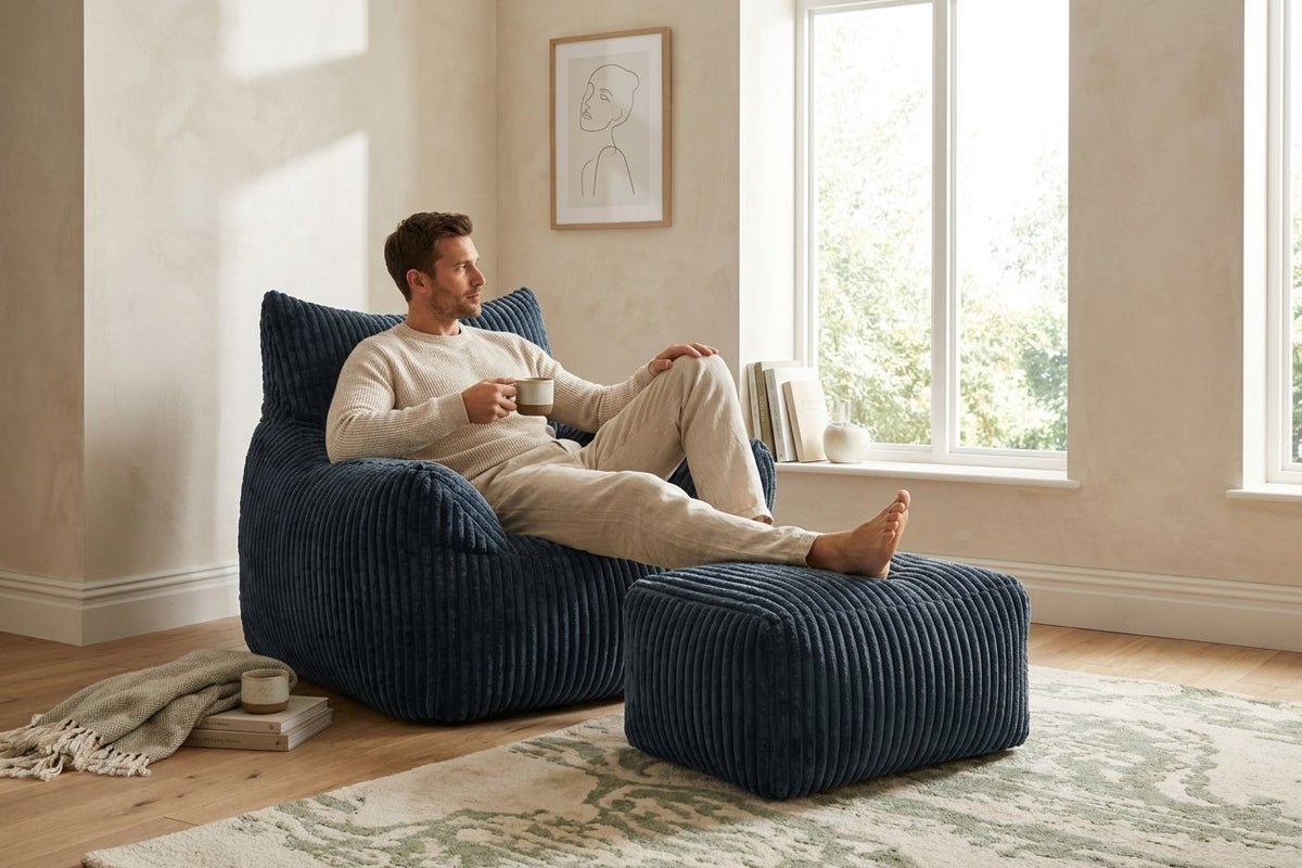 Pause café dans le fauteuil pouf Pola bleu nuit