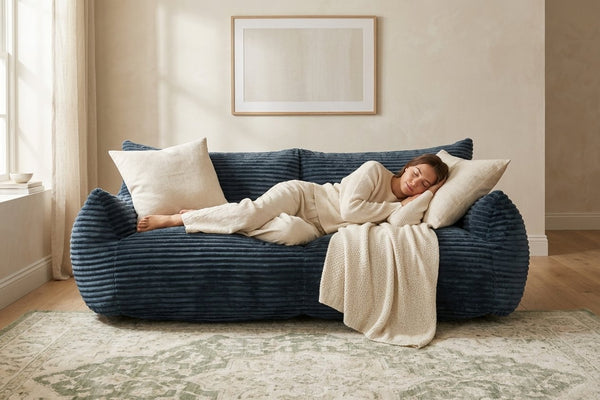 Sieste sur le canapé pouf Pola Duo bleu nuit